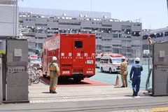 Xe cấp cứu đỗ tại Trường Hàn Quốc Tokyo. (Nguồn: Kyodo)