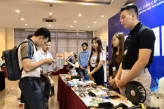 Nhà cung cấp công nghiệp hỗ trợ giới thiệu thương hiệu, sản phẩm tại hội nghị. (Ảnh: Mỹ Phương/TTXVN)