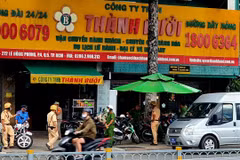 Công an kiểm tra trụ sở Công ty Thành Bưởi. (Ảnh: Thành Chung/TTXVN)