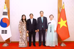 Thủ tướng Phạm Minh Chính và Phu nhân cùng Thủ tướng Hàn Quốc Han Duck Soo và Phu nhân. (Ảnh: Dương Giang/TTXVN)