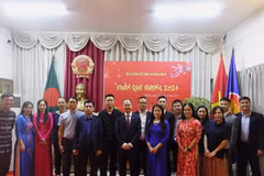 Đại sứ Việt Nam tại Bangladesh Nguyễn Mạnh Cường và các khách mời dự Tết cộng đồng. (Ảnh: TTXVN)