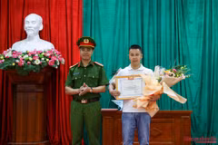 Hà Nội: Khen thưởng công dân cõng 2 người thoát khỏi đám cháy
