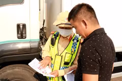 Cảnh sát giao thông tuyên truyền cho lái xe đi vào cao tốc Cam Lộ-La Sơn được an toàn tại điểm đầu ở xã Cam Hiếu, huyện Cam Lộ (Quảng Trị). (Ảnh: Nguyên Lý/TTXVN)