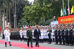 Bộ trưởng Quốc phòng Phan Văn Giang và Bộ trưởng Quân đội Pháp Sébastien Lecornu duyệt Đội danh dự Quân đội Nhân dân Việt Nam tại lễ đón. (Ảnh: Trọng Đức/TTXVN)