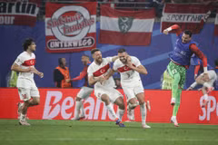 Merih Demiral (số 3) lập cú đúp, đưa Thổ Nhĩ Kỳ vào tứ kết EURO 2024. (Ảnh: AA/TTXVN)