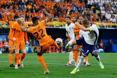 Pha bóng dẫn đến quả penalty gây tranh cãi ở trận Hà Lan-Anh. (Nguồn: Getty Images)