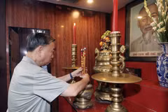 Chủ tịch nước Tô Lâm dâng hương tưởng nhớ Chủ tịch Hồ Chí Minh. (Ảnh: Nhan Sáng/TTXVN)