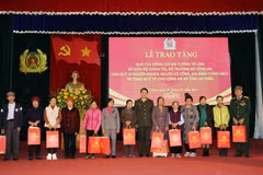 Thừa ủy quyền của Đại tướng Tô Lâm, Đại tá Nguyễn Viết Giang, Giám đốc Công an tỉnh Lai Châu trao tặng 200 phần quà cho người có công, gia đình chính sách tỉnh. (Ảnh: Nguyễn Oanh/TTXVN)