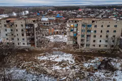 Cảnh tàn phá do xung đột tại Izyum thuộc vùng Kharkiv, Ukraine, ngày 20/2/2023. (Ảnh: AFP/TTXVN)