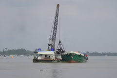Phương tiện khai thác khoáng sản (cát) trên sông Tiền, đoạn thuộc huyện Châu Thành, tỉnh Đồng Tháp. (Ảnh: Nhựt An/TTXVN)