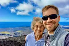 Cụ bà Joy cùng cháu trai Brad Ryan. (Nguồn: CNN)
