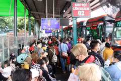Tấp nập bến xe Thành phố Hồ Chí Minh ngày cận Tết