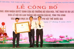 Lãnh đạo UBND huyện Cầu Kè và Sở Văn hóa, Thể thao và du lịch Trà Vinh đón nhận quyết định của Bộ Văn hóa, Thể thao và Du lịch công nhận Lễ hội Vu lan thắng hội huyện Cầu Kè là Di sản Văn hóa Phi vật thể Quốc gia. (Ảnh: Thanh Hòa/TTXVN)