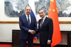 Ngoại trưởng Nga Sergey Lavrov và người đồng cấp Trung Quốc Vương Nghị. (Nguồn: Reuters)