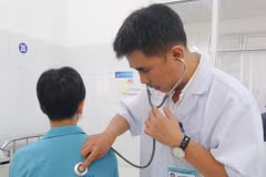 Bác sỹ thăm khám cho bệnh nhân. (Nguồn: Sức khỏe & Đời sống)