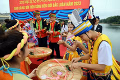 Chương trình giao lưu hát đối trên sông biên giới Bắc Luân giữa thanh niên thành phố Móng Cái (Việt Nam) và thành phố Đông Hưng (Trung Quốc) trong khuôn khổ Hội chợ Quốc tế Việt-Trung lần thứ 15. (Ảnh: Đức Hiếu/TTXVN)