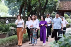 Chủ tịch Thượng viện Australia Sue Lines thăm quan Khu Di tích Văn Miếu-Quốc Tử Giám. (Ảnh: An Đăng/TTXVN)
