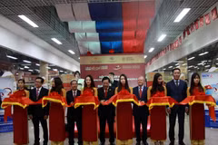 Cắt băng khai mạc hội chợ. (Ảnh: Dương Trí/Vietnam+)