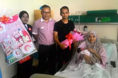 Hai mẹ con Nur Haslina Abdul Halim và những người thân ở trong bệnh viện Halim Abdul Sultan. (Nguồn: Nst.com.my)