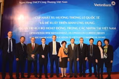 Bà Bùi Như Ý - Phó Tổng Giám đốc VietinBank (thứ 6 từ phải sang) cùng đại diện các đơn vị tham gia hội thảo. (Nguồn: VietinBank) 