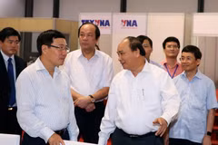 Thủ tướng Nguyễn Xuân Phúc đến kiểm tra Lễ tổng duyệt Hội nghị Cấp cao ACMECS 7, CLMV 8 và WEF-Mekong. (Ảnh: Thống Nhất/TTXVN)