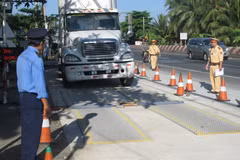 Kiểm tra tải trọng xe tại Trạm cân xe lưu động Tiền Giang. (Ảnh: Minh Trí/TTXVN)