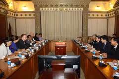 Chủ tịch Ủy ban Nhân dân Thành phố Hồ Chí Minh Nguyễn Thành Phong tiếp ông Michael Behrens, Chủ tịch Hiệp hội Doanh nghiệp châu Âu tại Việt Nam. (Ảnh: Thanh Vũ/TTXVN)