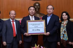 Ông Nguyễn Thiện Nhân, Ủy viên Bộ Chính trị, Chủ tịch Ủy ban Trung ương Mặt trận Tổ quốc Việt Nam tiếp nhân 1 tỷ đồng của cán bộ, nhân dân các dân tộc tỉnh Thái Nguyên ủng hộ đồng bào miền Trung. (Ảnh: Nguyễn Dân/TTXVN)