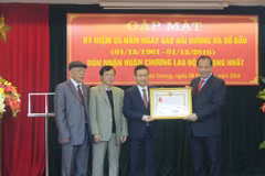 Ủy viên Trung ương Đảng, Bí thư Tỉnh ủy Hải Dương Nguyễn Mạnh Hiển trao Huân chương Lao động hạng Nhất cho tập thể báo Hải Dương. (Ảnh: Mạnh Minh/TTXVN)