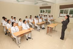 Lao động học tiếng Nhật trước khi sang Nhật Bản làm điều dưỡng. (Ảnh: PV/Vietnam+)