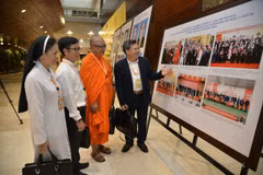 Các đại biểu tham quan triển lãm ảnh về khối đại đoàn kết toàn dân tộc và kết quả công tác Mặt trận nhiệm kỳ 2019 - 2024. (Ảnh: Mặt trận Tổ quốc Việt Nam)