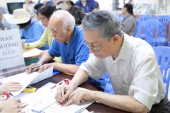Chi trả lương hưu, trợ cấp bảo hiểm xã hội cho người cao tuổi. (Ảnh: PV/Vietnam+)