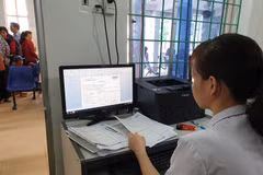 Nhân viên y tế làm thủ tục khám bệnh cho người dân. (Ảnh: T.G/Vietnam+)