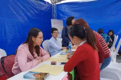 Người dân viết vào phiếu đăng ký tham gia hiến tạng. (Ảnh: PV/Vietnam+) 
