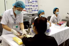 Bệnh nhân viêm gan đến khám, xét nghiệm, điều trị định kỳ. (Ảnh: Dương Ngọc/TTXVN)