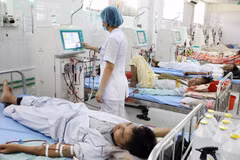 Nhân viên y tế chăm sóc cho bệnh nhân. (Ảnh: TTXVN/Vietnam+)