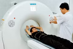 Người dân được thụ hưởng dịch vụ y tế chất lượng cao từ y tế cơ sở tại Trung tâm Y tế Yên Lạc. (Ảnh: Dương Ngọc/TTXVN)