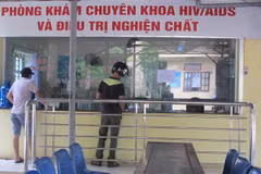 Bệnh nhân đến uống thuốc Methadone tại Trung tâm kiểm soát bệnh tật. (Ảnh: PV/Vietnam+)