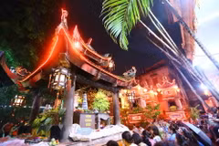 Rất đông người dân tham dự lễ cầu an, báo hiếu tại chùa Phúc Khánh, Hà Nội. (Ảnh: Quang Quyết/TTXVN)