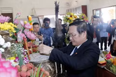 Đại sứ Nguyễn Bá Hùng đang dâng hương tưởng niệm Chủ tịch Hồ Chí Minh. (Ảnh: Phạm Kiên/Vietnam+)