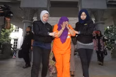 Cảnh sát áp giải cựu Cục trưởng Cục tình báo nước ngoài Malaysia Hasanah Abdul Hamid (giữa) tới tòa án Putrajaya Magistrate. (Ảnh: NST/TTXVN)