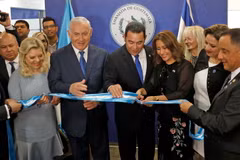 Thủ tướng Israel Benjamin Netanyahu (giữa, trái) và Tổng thống Guatemala Jimmy Morales (giữa, phải) tại lễ cắt băng khánh thành đại sứ quán Guatemala ở Jerusalem ngày 16/5 vừa qua. (Ảnh: AFP/TTXVN)