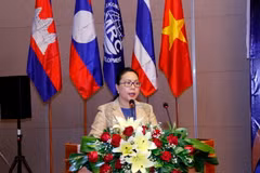 Thứ trưởng Bộ Tài nguyên và Môi trường Lào, bà Bounkham Vorachith đang phát biểu tại khai mạc. (Ảnh: Phạm Kiên/Vietnam+)