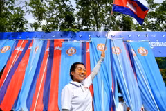 Ủng hộ Thủ tướng Campuchia Hun Sen và Đảng Nhân dân Campuchia tại một cuộc mít tinh ở thủ đô Phnom Penh. (Ảnh: AFP/TTXVN)