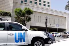 Đoàn xe của Liên hợp quốc rời khách sạn nơi các thanh sát viên OPCW lưu trú tại Damascus, Syria ngày 18/4 vừa qua. (Ảnh: AFP/TTXVN)