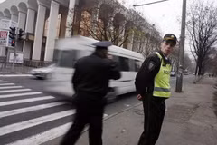 Cảnh sát điều tra tại hiện trường vụ nổ ở Chisinau, Moldova ngày 20/3. (Ảnh: New York Times/TTXVN)