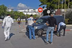 Cảnh sát Tunisia điều tra tại hiện trường một vụ tấn công ở Tunis. (Ảnh: AFP/TTXVN)