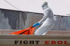 Nhân viên y tế chuyển thi thể một nạn nhân chết do nhiễm virus Ebola tại Monrovia, Liberia ngày 13/10/2014. (Nguồn: EPA/TTXVN)