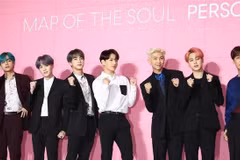 Các thành viên nhóm nhạc nam Hàn Quốc BTS giới thiệu album Map of the Soul: Persona tại Seoul. (Nguồn: YONHAP/TTXVN)