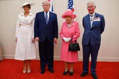 Tổng thống Mỹ Donald Trump cùng phu nhân Melania Trump, Nữ hoàng Anh Elizabeth II và Thái tử Charles tại Lễ kỷ niệm 75 năm ngày quân Đồng minh đổ bộ vào bãi biển Normandy. (Nguồn: Reuters)